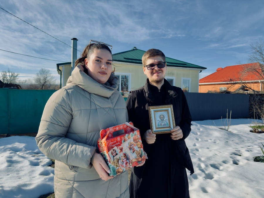 Добровольцы отдела по делам молодежи и казачья молодежь поздравили детей с Рождеством Христовым